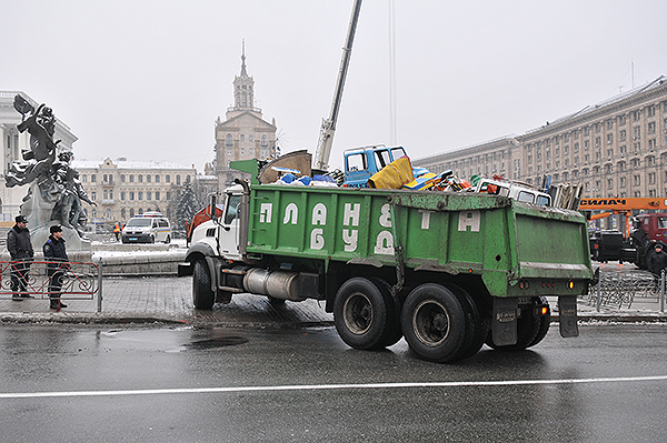 На Майдан завозят аттракционы после демонтажа палаточного городка предпринимателей. Фото: Владимир Бородин/The Epoch Times Украина