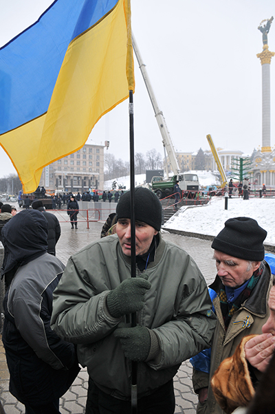 Несколько человек, находившихся в палаточном городке при демонтаже продолжают оставаться возле оцепленной милицией территории. Фото: Владимир Бородин/The Epoch Times Украина