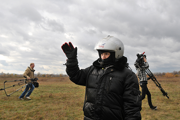 Прощание с родственниками перед отлетом. Фото: Владимир Бородин/The Epoch Times Украина