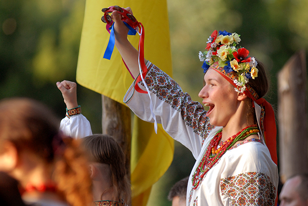 Зрительница активно поддерживает участников международного рыцарского турнира «Сабля Казака Мамая» в Киеве 9 июля 2010 года. Фото: Владимир Бородин/The Epoch Times