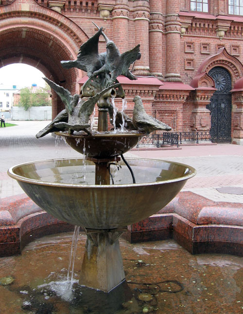 Фонтан с голубями установлен на главной пешеходной улице Казани. Фото: Великая Эпоха (The Epoch Times) 
