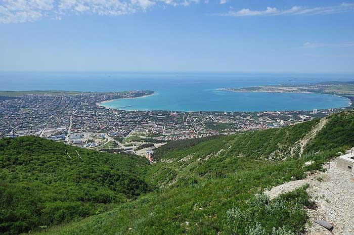 Вид на город Геленджик и Геленджикской бухты Черного моря. Фото: Messir Азазелло/commons.wikimedia.org