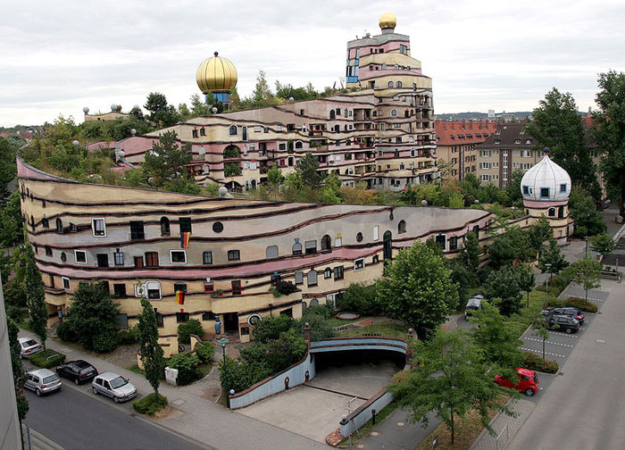 Лесная спираль: улиткообразный дом Хундертвассера. Фото: Armin Kubelbeck/commons.wikimedia.org