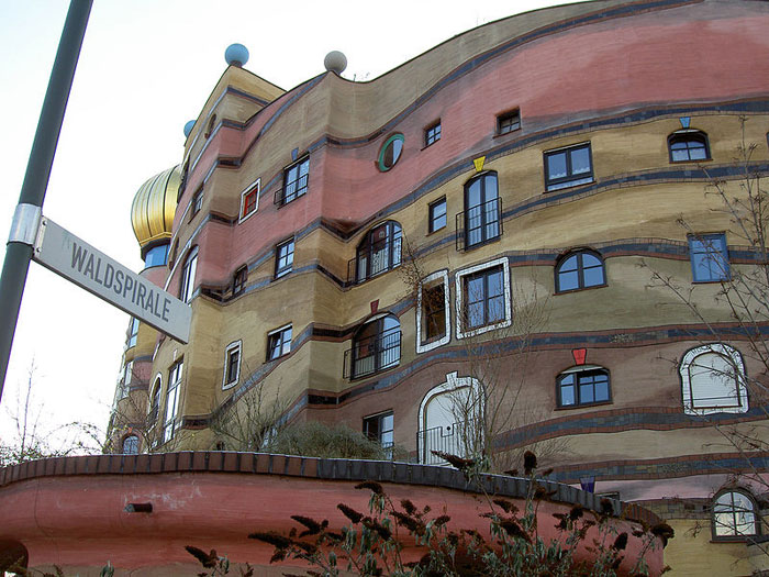 Лесная спираль: улиткообразный дом Хундертвассера. Фото: Armin Kubelbeck/commons.wikimedia.org