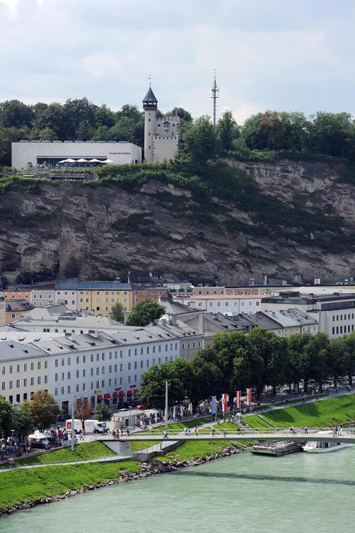 Туристы прогуливаются по дворцовому парку Бельведер в Вене, Австрия. Фото: ALEXANDER KLEIN/AFP/Getty Images