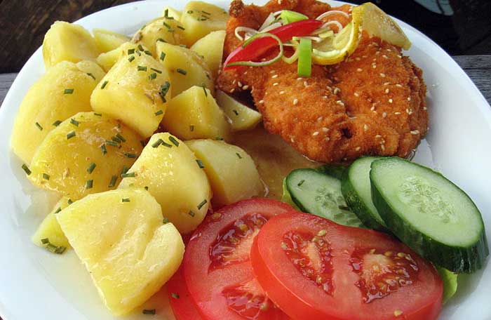 Куриное филе с картофелем и овощами. Фото: Dezidor/commons.wikimedia.org 