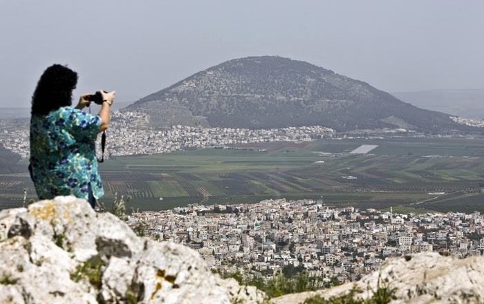 Туристка делает снимки Назарета, Израиль. Фото: JONATHAN NACKSTRAND/AFP/Getty Images