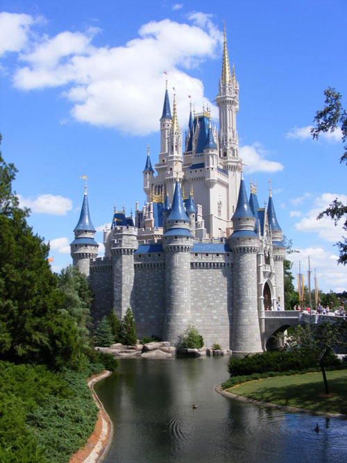 Знаменитый Cinderella Castle (Замок Золушки) в Волшебном королевстве в Disney World Orlando, штат Флорида. Фото: theepochtimes.com