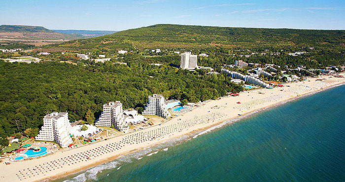 Албена – самый молодой курорт Болгарии, крупнейший бальнеологический центр страны, обладатель награды «Синий флаг» за экологическую чистоту воздуха. Фото: Boby Dimitrov/commons.wikimedia.org