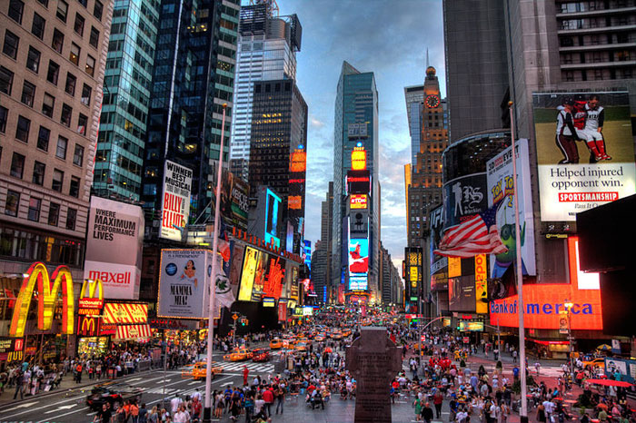 Таймс-сквер (англ. Times Square) — площадь в центральной части Манхэттена в городе Нью-Йорке в США, расположенная на пересечении Бродвея и Седьмой авеню в промежутке между 42-й и 47-й улицами. Фото: Terabass/commons.wikimedia.org