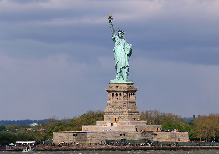 Статуя Свободы — одна из самых знаменитых скульптур в США и в мире, часто называемая «символом Нью-Йорка и США». Фото: Bruce Bennett/Getty Images
