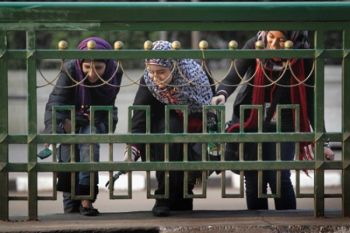 Молодые добровольцы красят забор на площади Тахрир 14 февраля 2011 года в Каире. Сотни людей участвовали в акции гражданской гордости, очищая площадь, которая стала символом революции. Фото: John Moore /Getty Images