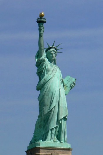 Власти США объявили о закрытии на год Статуи Свободы. Фото с demiart.ru