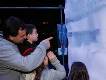 Взрослые и дети пришли пожелать ему удачи. Фото: Яира Ясмин /Epoch Times, Israel
