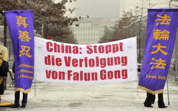 Последователи Фалуньгун выступают против преследования движения Фалуньгун в Китае во время визита в Берлин Вэнь Цзябао, китайского премьер-министра. 29 января 2009 г. С 1999 года Фалуньгун является, по распоряжению компартии, запрещенным в Китае, и преследуется вопреки закону. Фото: John MacDougall /AFP /Getty Images