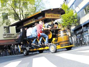 В Германии пытаются запретить пивные велосипеды. Фото с bierbike.de