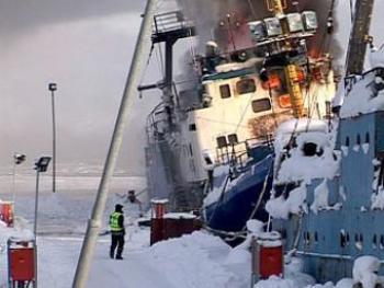 Пожар на борту российского судна в порту Киркенес. Фото с сайта NRK