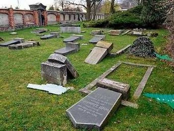 Разгромленное кладбище в Деличе. Фото с bild.de