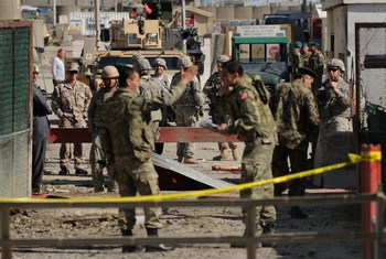 Полиция в Мазари-Шарифе открыла огонь по демонстрантам, штурмовавшим миссию ООН. Фото: MASSOUD HOSSAINI/AFP/Getty Images