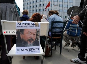Акции протеста на стульях прошли по всему мир. Фото с fnp.de