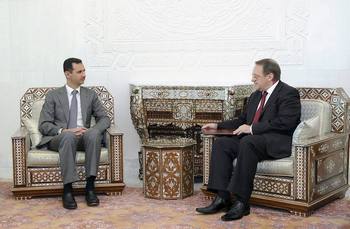 Сирийский президент Башар аль-Асад во время встречи с заместителем министра иностранных дел России Михаилом Богдановым. Фото:  focus.de