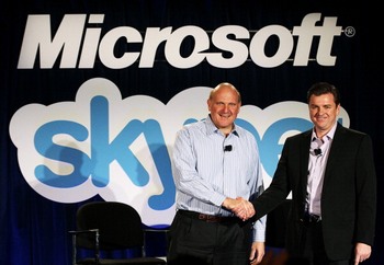 Исполнительный директор Microsoft Стив Баллмер пожимает руку генеральному директору Skype Тони Бейтсу, во время пресс-конференции 10 мая 2011 года в Сан-Франциско, штат Калифорния. Фото: Justin Sullivan/Getty Images