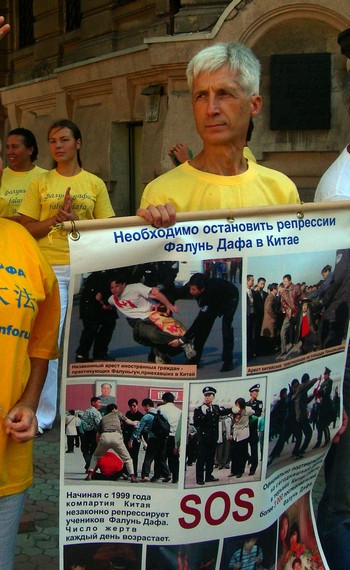 Мирная акция последователей Фалунь Дафа против репрессий их соучеников в Китае. Одесса. Фото: The Epoch Times 