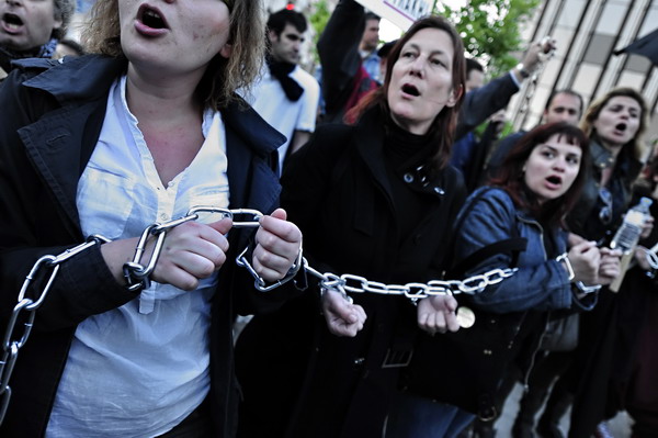 В Афинах 27 апреля вечером прошли демонстрации протеста против стабилизационных мер правительства и помощи МВФ. Фото: ARIS MESSINIS/AFP/Getty Images