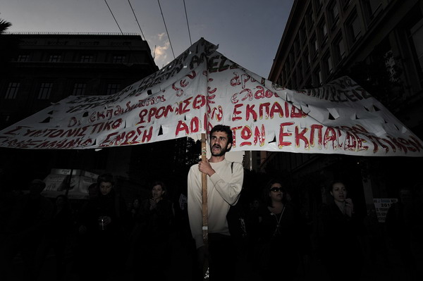 В Афинах 27 апреля вечером прошли демонстрации протеста против стабилизационных мер правительства и помощи МВФ. Фото: ARIS MESSINIS/AFP/Getty Images