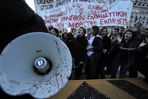 В Афинах 27 апреля вечером прошли демонстрации протеста против стабилизационных мер правительства и помощи МВФ. Фото: ARIS MESSINIS/AFP/Getty Images