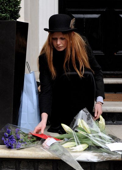 Цветы возложены возле дома. Olivia Inge. Фото: Gareth Cattermole/Getty Images