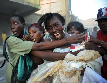 Гаити: Землетрясение  унесло более 150 тысяч жизней. ROBERTO SCHMIDT/AFP/Getty Images