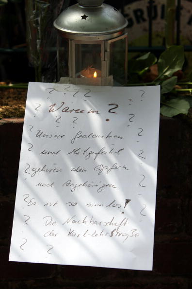 Дуйсбург, Германия. В память о погибших на фестивале Love Parade зажжены свечи и возложены цветы. Фоторепортаж. Фото: Christoph Reichwein/Getty Images