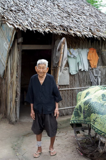Кроем Кен, 85-летняя  женщина, живущая в деревне Аньдоун Киен, расположенной в провинции Такео, поведала о каждодневной жизни и кхмерской культуре краомов. Несмотря на ее возраст, она продолжает продавать лапшу за прилавком, чтобы заработать на жизнь. Фото с сайта theepochtimes.com 