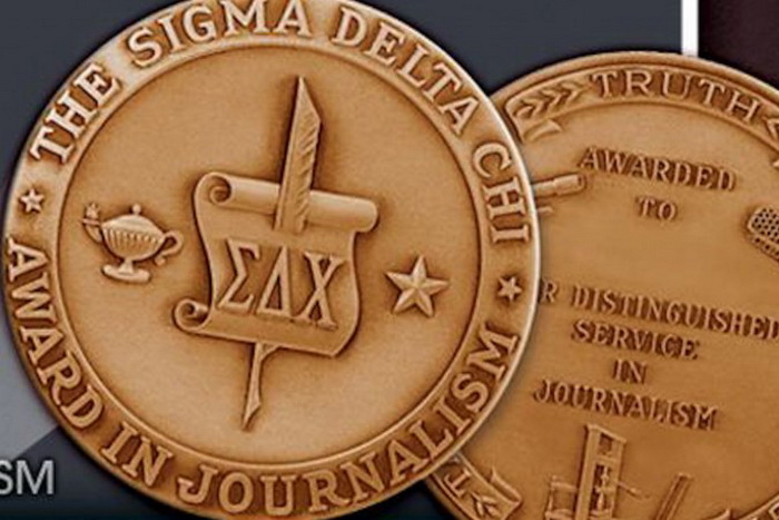 Награда Общества профессиональных журналистов Sigma Delta Chi за заслуги в области журналистики, которой удостоился репортёр Epoch Times Мэтью Робертсон. Фото с сайта theepochtimes.com