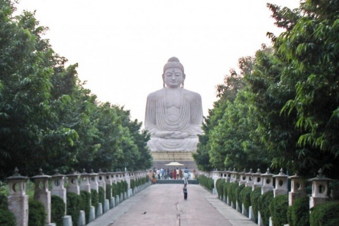 Большая статуя Будды в Bodh Gaya, священном месте, напоминающем храм Maha Bodhi в Бихаре, Индия. Оно известно тем, что было местом, где принц Гаутама Сиддхарта достиг просветления и стал Буддой. Фото: Wikimedia Commons