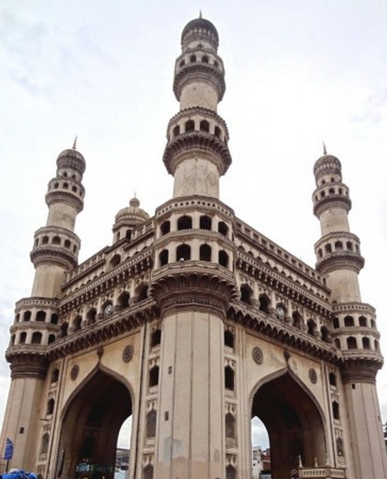 Charminar (Чарминар) получил своё имя благодаря четырём причудливо вырезанным тонким башням. Это квадратная структура со сторонами длиной по 20 метров имеет изящный минарет с двойным балконом в каждом углу. Фото: Noah Seelam/AFP/Getty Images