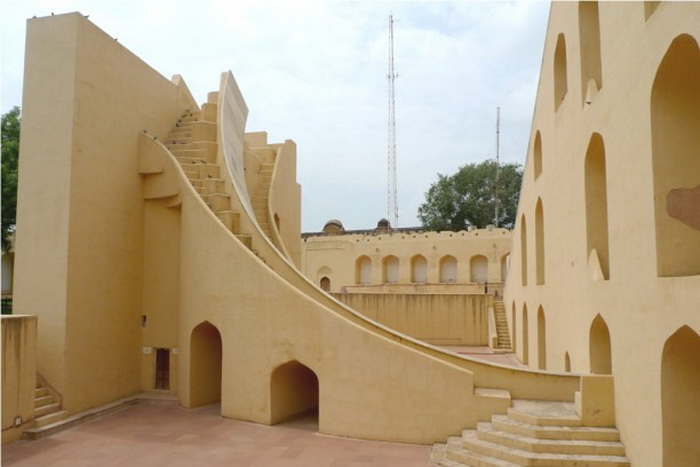 Jantar Mantar — лучшие всего сохранившиеся исторические обсерватории в Индии, разработанные для астрономического наблюдения невооружённым глазом. Памятник демонстрирует астрономические навыки членов королевской семьи в конце периода Mughal (Великих Моголов). Фото: Nadya Peek/Wikimedia Commons