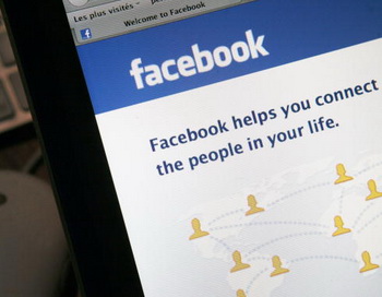 Главная страница сайта социальной сети Facebook. Фото: LOIC VENANCE/AFP/Getty Images