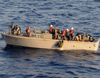 Досмотр лодки сомалийских пиратов. Фото: Mass Communication Specialist 2nd Class Jason R. Zalasky/U.S. Navy via Getty Images
