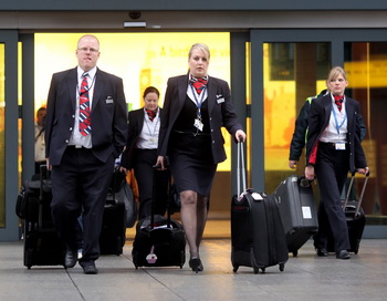 Бортпроводники компании British Airways. Фото: Oli Scarff/Getty Images