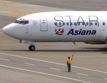 Лайнер авиакомпании Asiana Airlines. Фото: JUNG YEON-JE/AFP/Getty Images