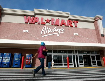Компанию Wal-Mart обвинили в ущемлении прав сотрудниц. Фото: Justin Sullivan/Getty Images