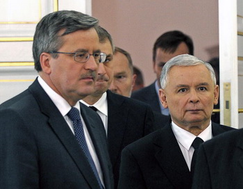Бронислав Коморовский и Ярослав Качиньский. Фото: JANEK SKARZYNSKI/AFP/Getty Images