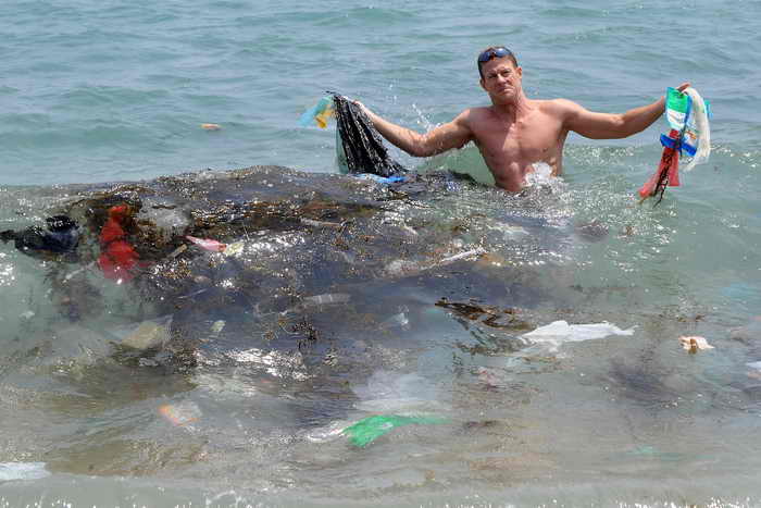 Течением приносит огромное количество мусора. Фото: MIKE CLARKE/AFP/Getty Images