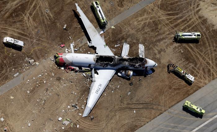 Пассажирский самолёт Boeing-777 потерпел крушение в Сан-Франциско 6 июля 2013 года. Погибло 2 человека, 181 пострадало. Фото: Ezra Shaw/Getty Images