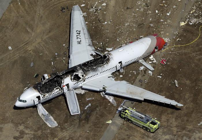 Пассажирский самолёт Boeing-777 потерпел крушение в Сан-Франциско 6 июля 2013 года. Погибло 2 человека, 181 пострадало. Фото: Ezra Shaw/Getty Images