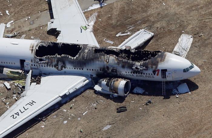 Пассажирский самолёт Boeing-777 потерпел крушение в Сан-Франциско 6 июля 2013 года. Погибло 2 человека, 181 пострадало. Фото: Ezra Shaw/Getty Images