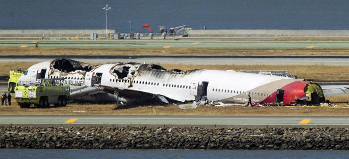 Пассажирский самолёт Boeing-777 потерпел крушение в Сан-Франциско 6 июля 2013 года. Погибло 2 человека, 181 пострадало. Фото: Kimberly White/Getty Images