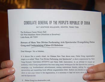 Письмо от китайского консульства в Хьюстоне с клеветой на Shen Yun, присланное правительству   Хьюстона. Фото: The Epoch Times